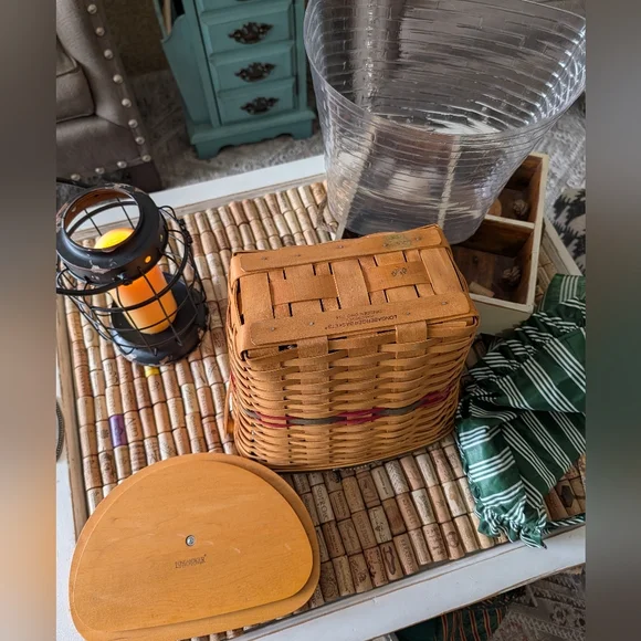 Longaberger 1998 Winter Wishes Hostess Basket w/ Liner, Protector, Lid & Card - Picture 5 of 5